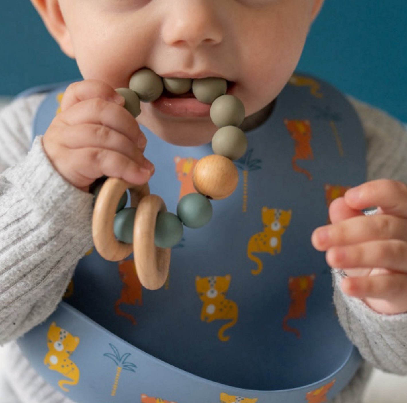Wooden teether and rattle - blue grey Ziggle